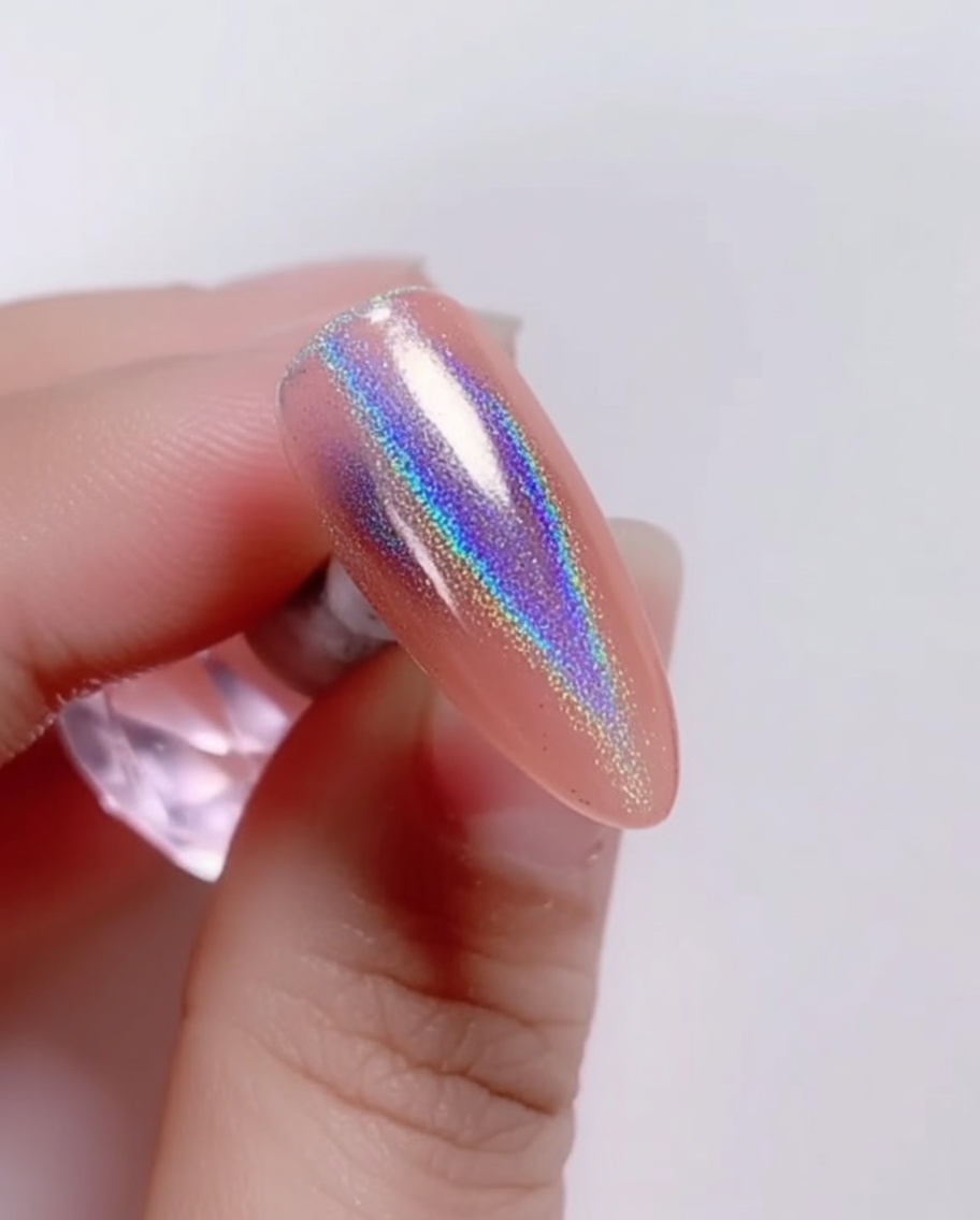 Un pinceau appliquant un top coat transparent brillant sur la poudre laser iridescente.