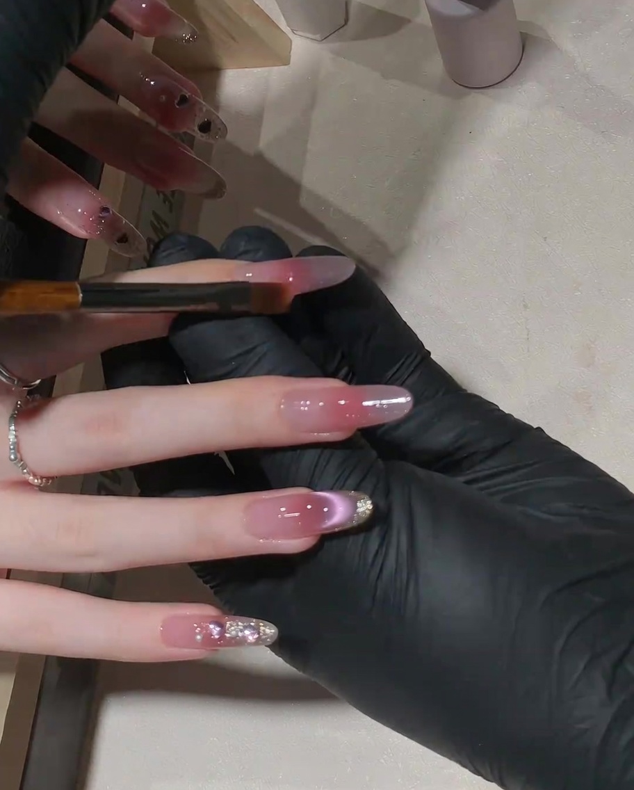 Utilisation dun pinceau plat pour étirer le gel rose vers le haut.