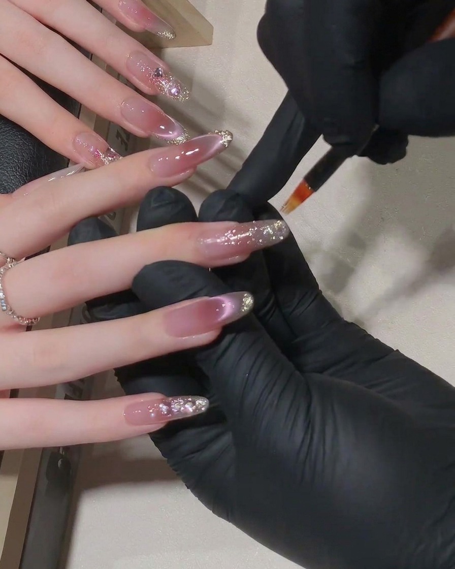 Ongles sous la lumière de la lampe LED.