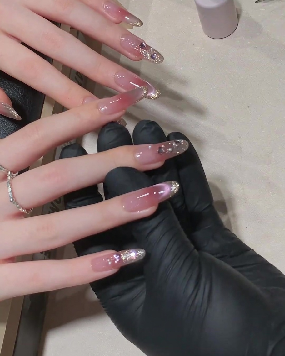 Application finale du top coat brillant.