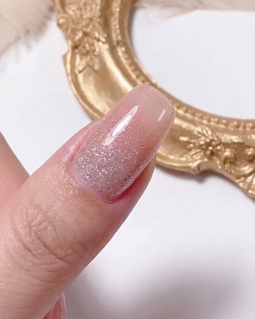 Un outil de dotting appliquant un petit point jaune au centre dun design de marguerite blanche sur un ongle.