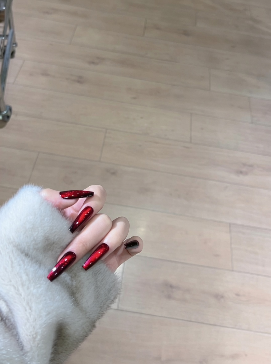 Ongles en gel magnétique effet œil de chat : tutoriel complet