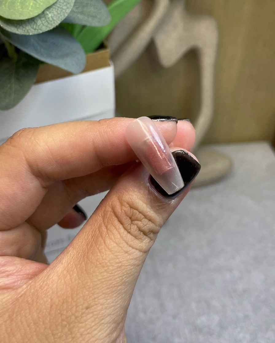 Un ongle avec un dégradé rouge concentré après une première catalyse.
