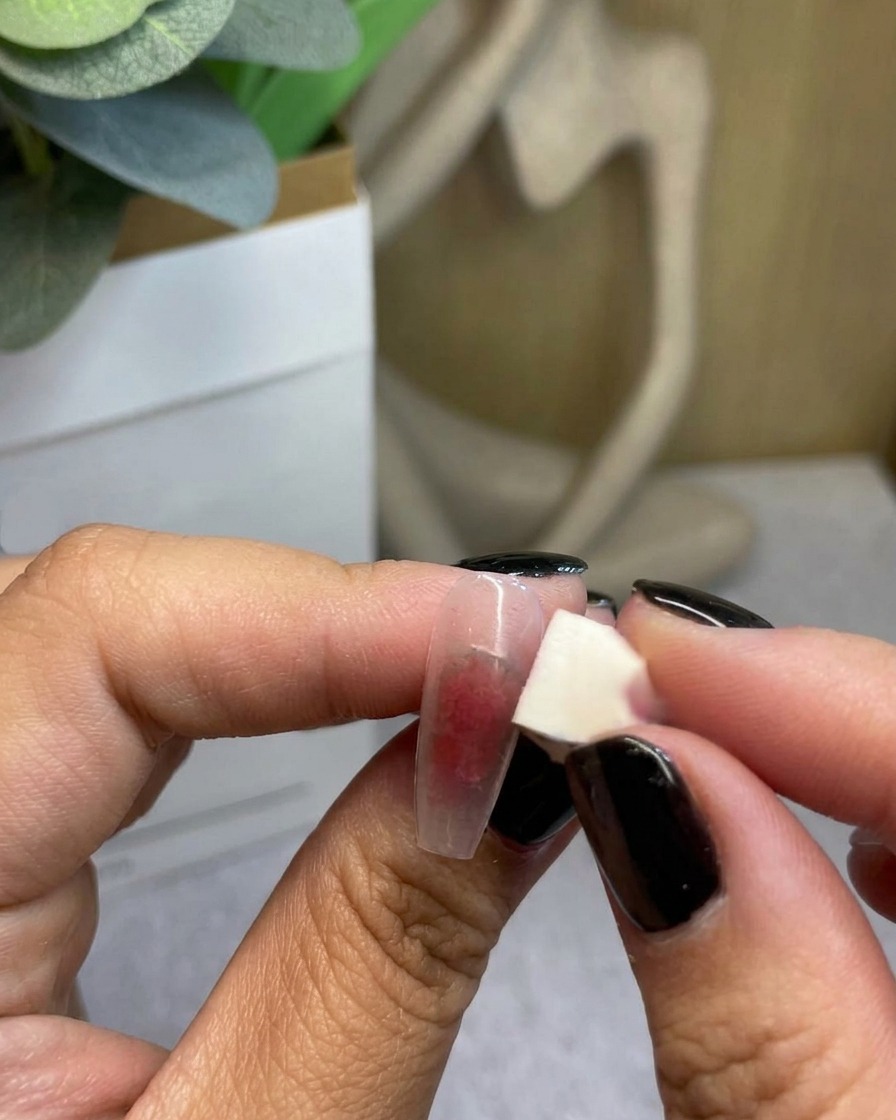 Gros plan sur une éponge estompant le gel rouge vers lextérieur pour finaliser le dégradé.