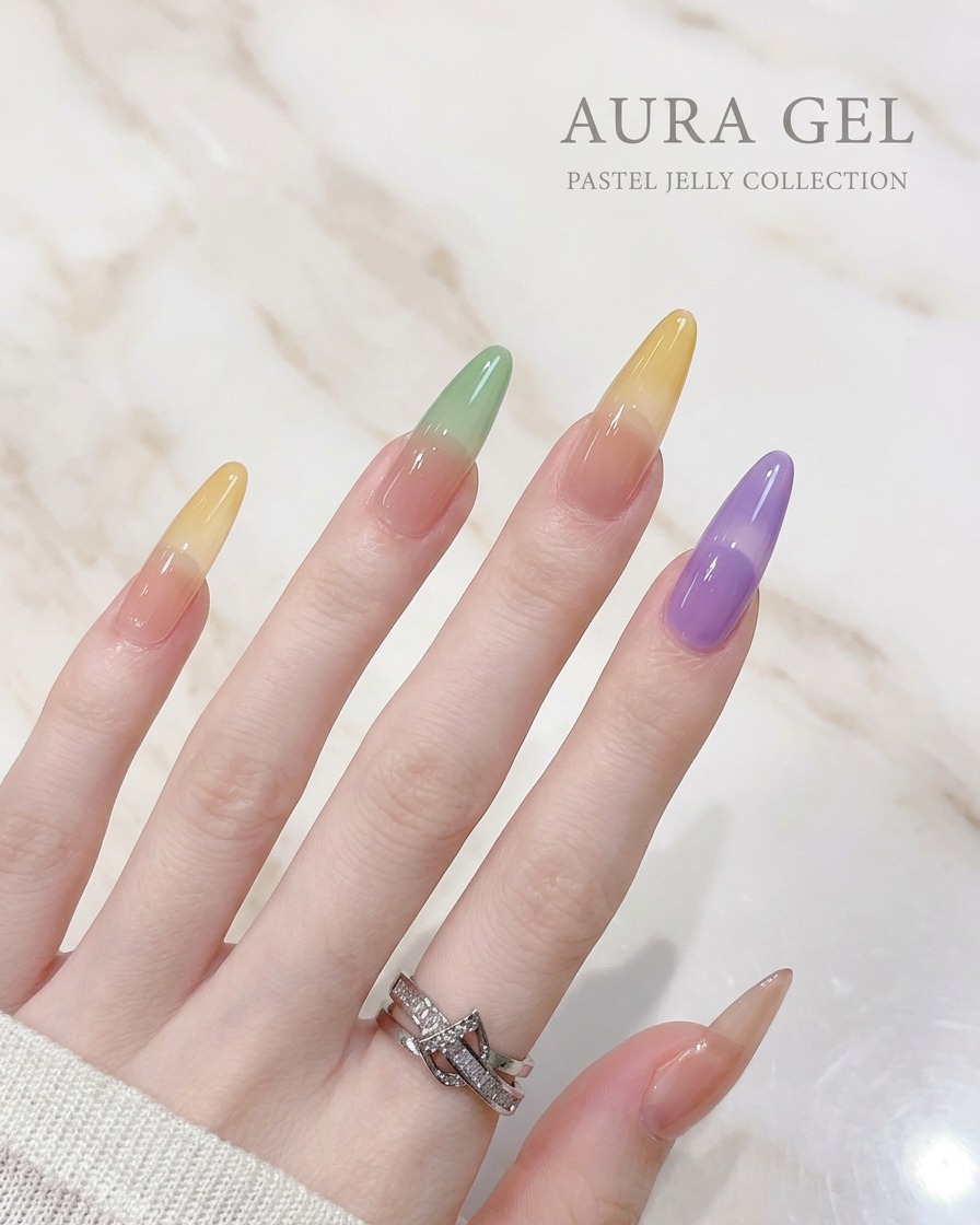 Gros plan dun pinceau appliquant du gel jelly violet sur le bout dun ongle.