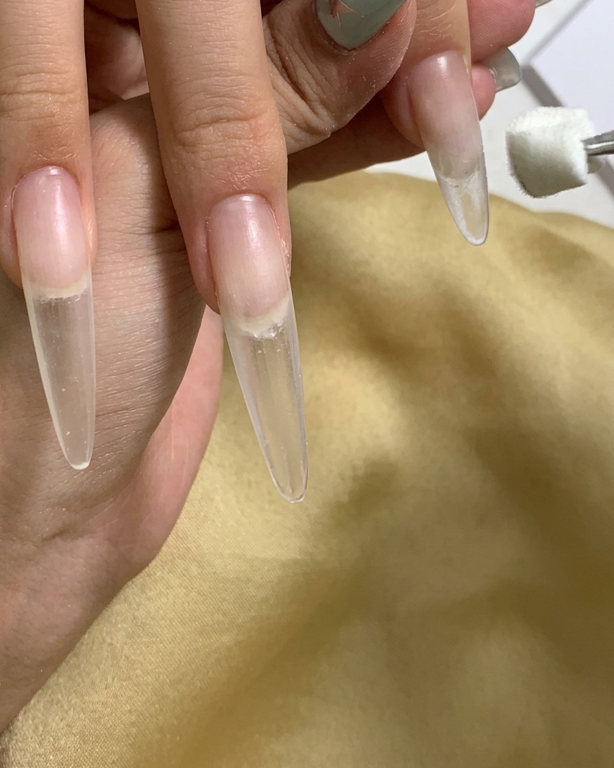 Gros plan montrant une éponge applicatrice appliquant du gel sur la zone de la cuticule.
