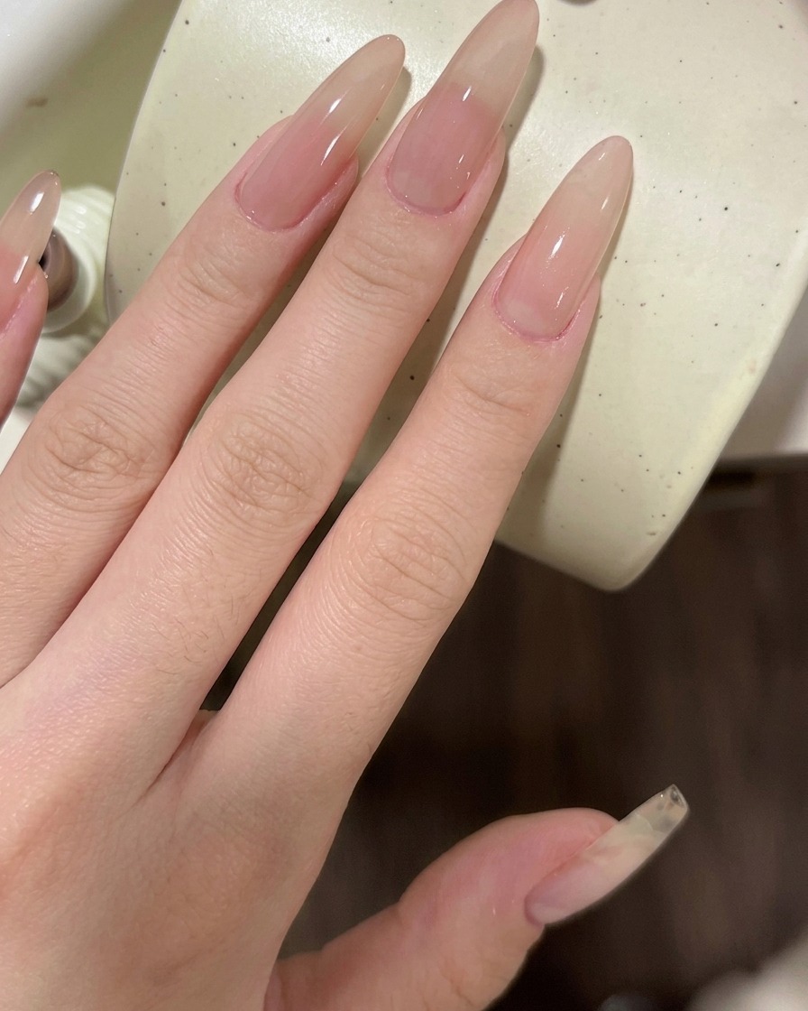 Un pot ouvert de vernis gel noir prêt à lemploi.