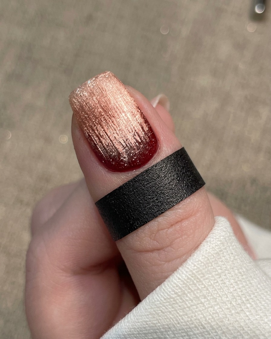 Gros plan sur un pinceau appliquant un gel de base transparent et brillant sur un ongle naturel propre et préparé.