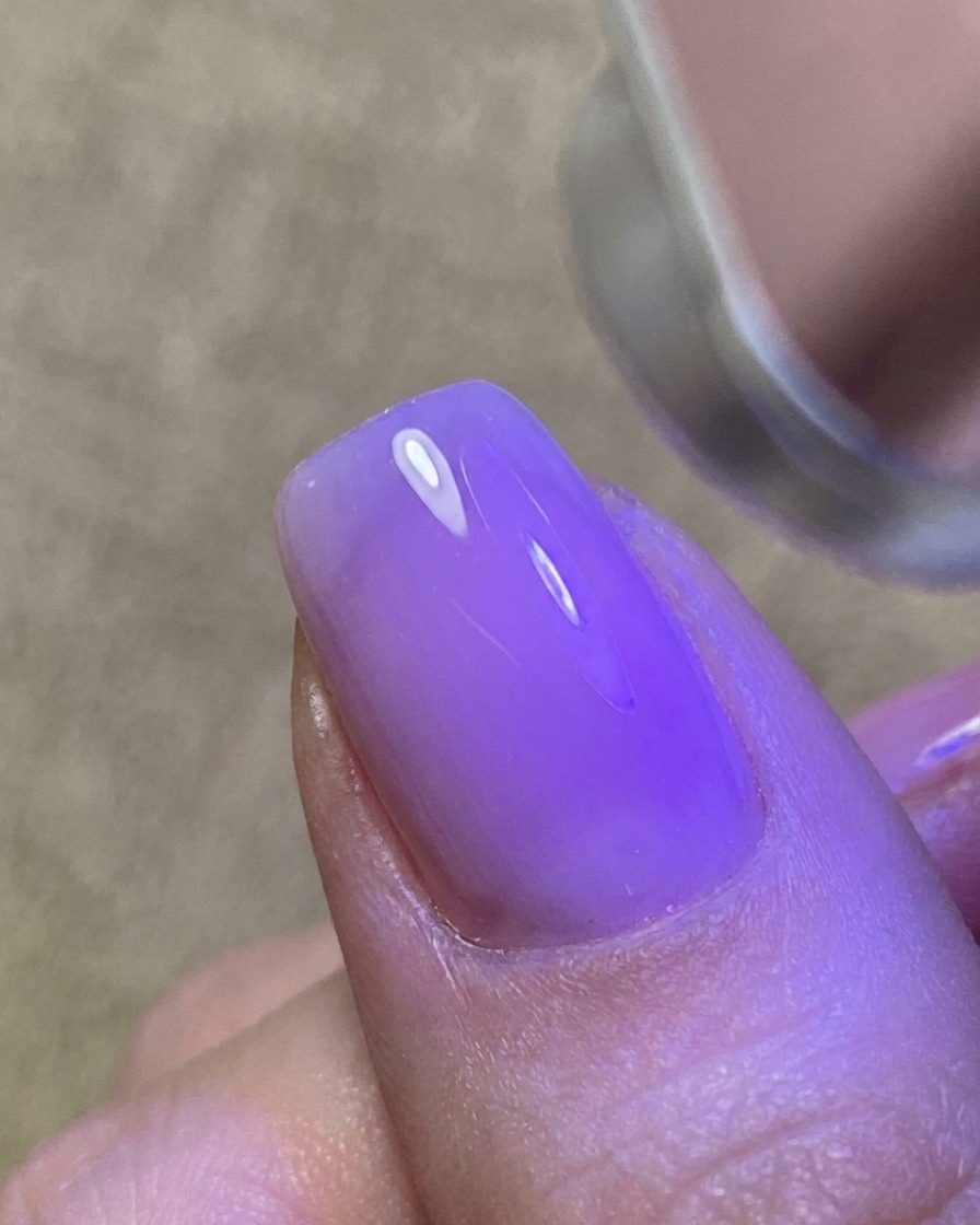 Une fine couche de gel transparent appliquée sur longle, créant une surface brillante et collante.