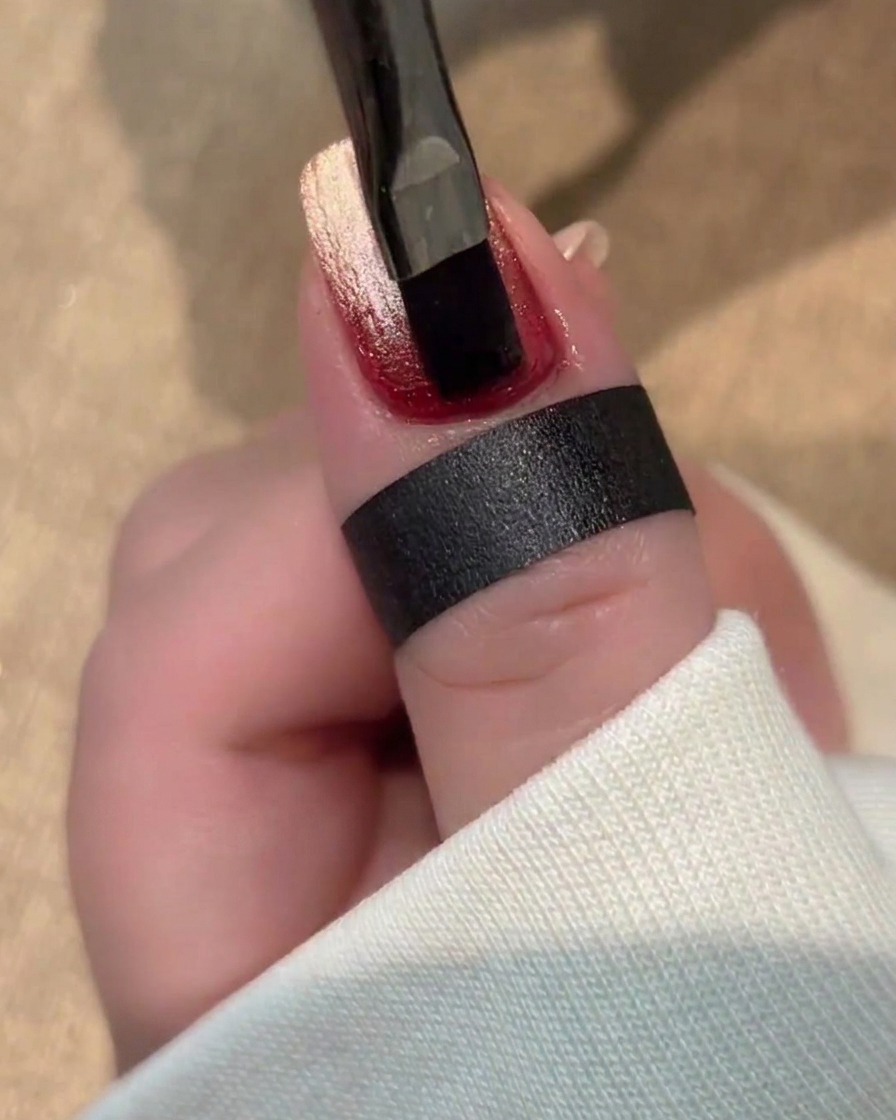 Un gel transparent épais appliqué sur la surface de longle, préservant sa forme sans couler.