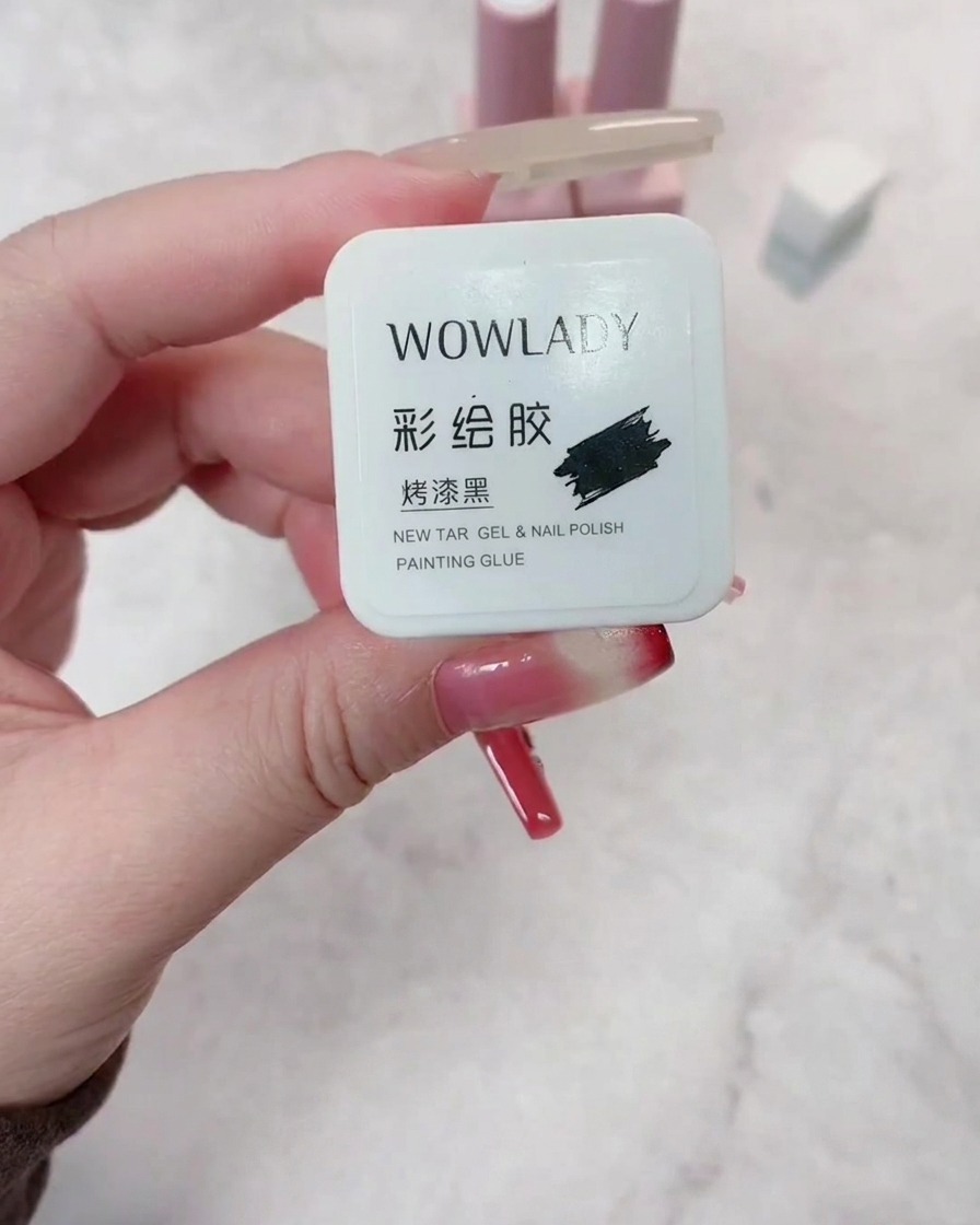 Un pinceau appliquant du vernis gel rouge foncé sur un ongle préparé, assurant une couverture uniforme.