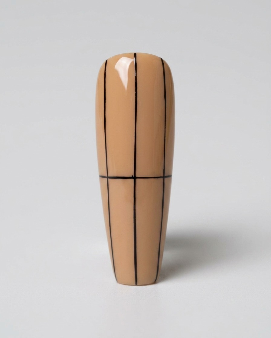 Un ongle de couleur nude présentant une structure de quadrillage complète avec des lignes verticales et une ligne horizontale centrale.