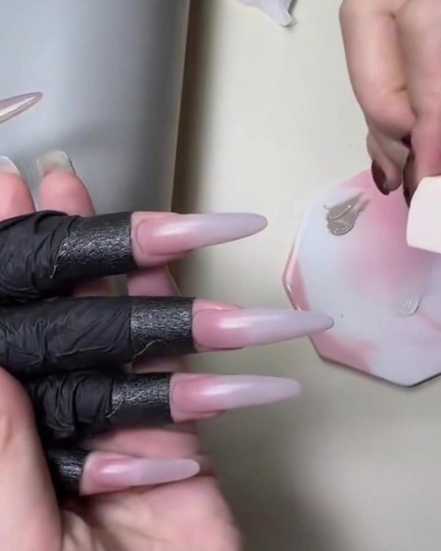 Une éponge appliquant un gel couleur chair à côté dune palette blanche lors dun tutoriel dongles en dégradé.