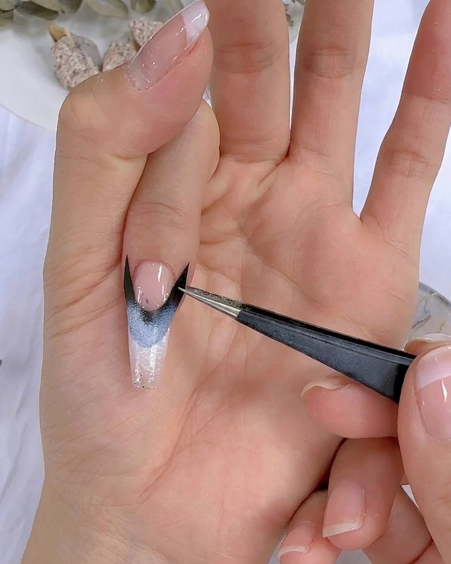 Gros plan dune main portant un nail art placée sous une lampe UV LED.