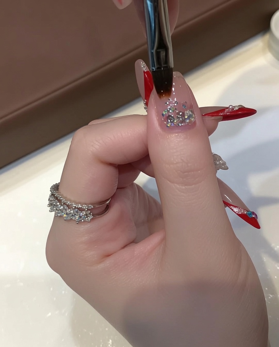 Un pinceau de détail tirant doucement le gel à sequins épais vers le centre de longle pour créer un dégradé progressif.