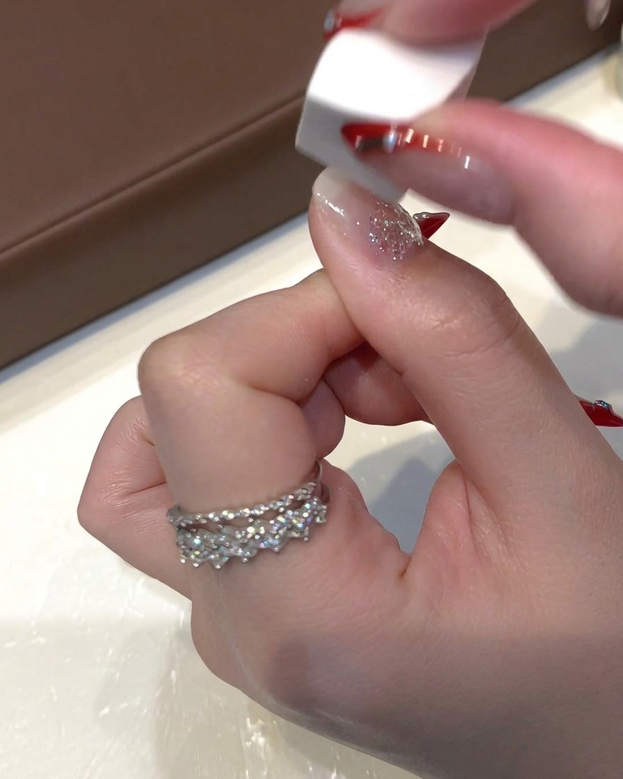 Une petite éponge à maquillage blanche tapotant légèrement sur le gel à sequins humide pour aplatir les paillettes.