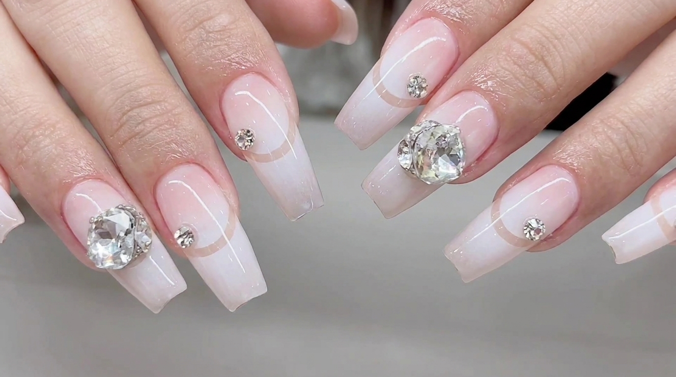 Ongles Ombré Doux et French Évidée avec Strass — Tutoriel Étape par Étape