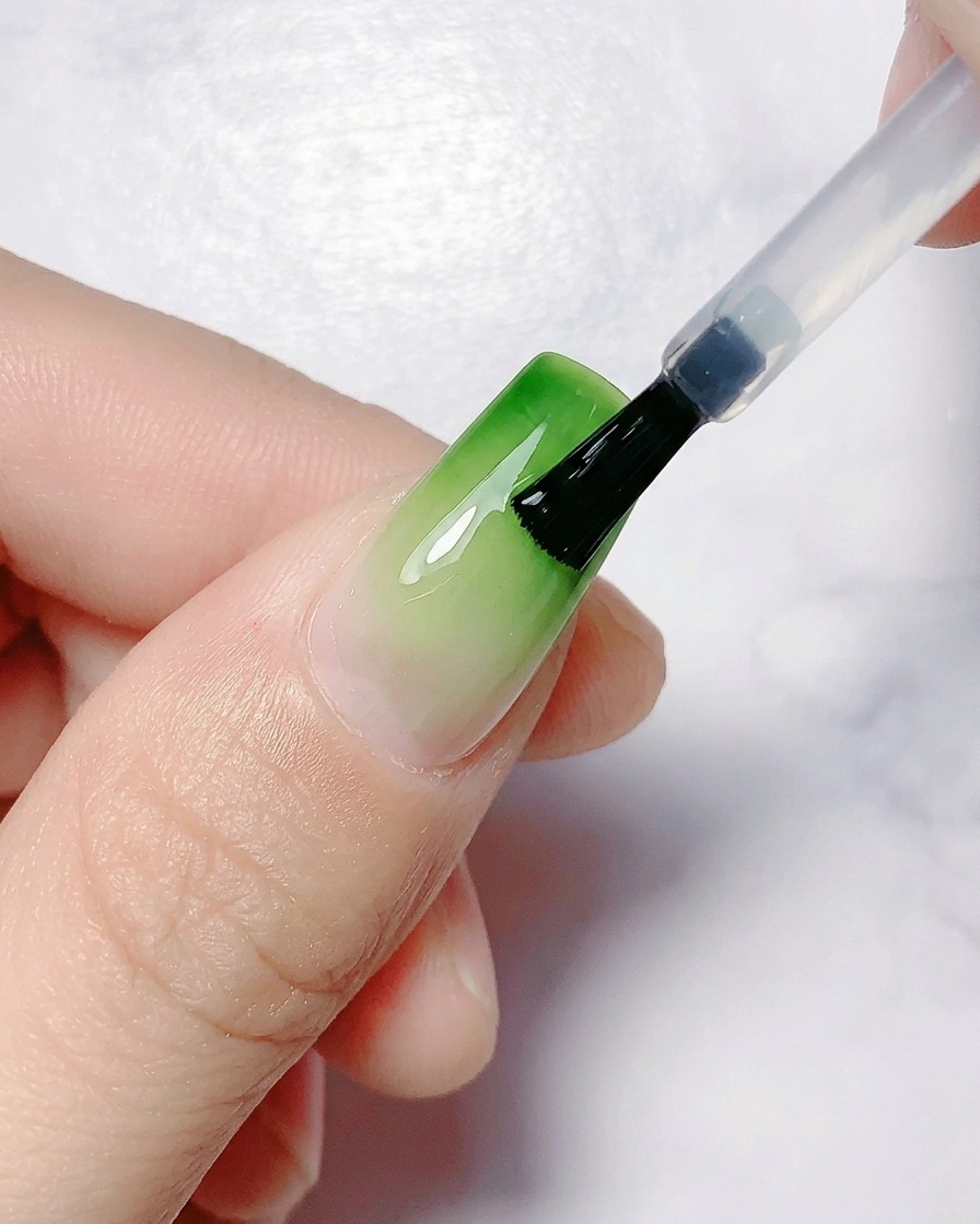 Une main placée sous une lampe UV/LED pour la catalysation.