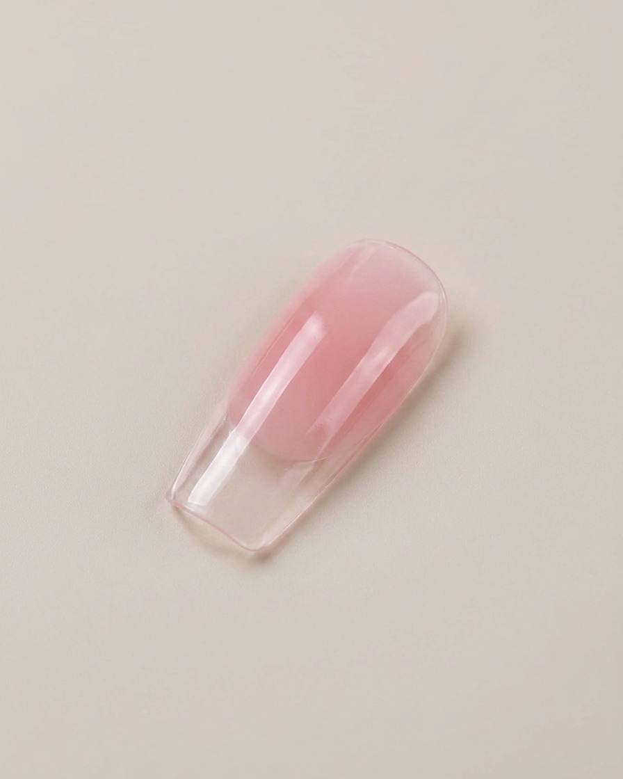 Gros plan dune capsule dongle artificiel brillante et rose translucide.