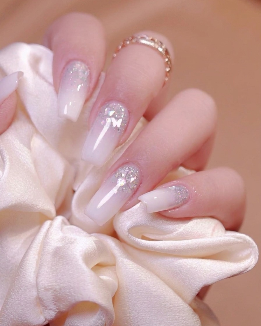 Un coton non pelucheux nettoyant le résidu collant des ongles catalysés.