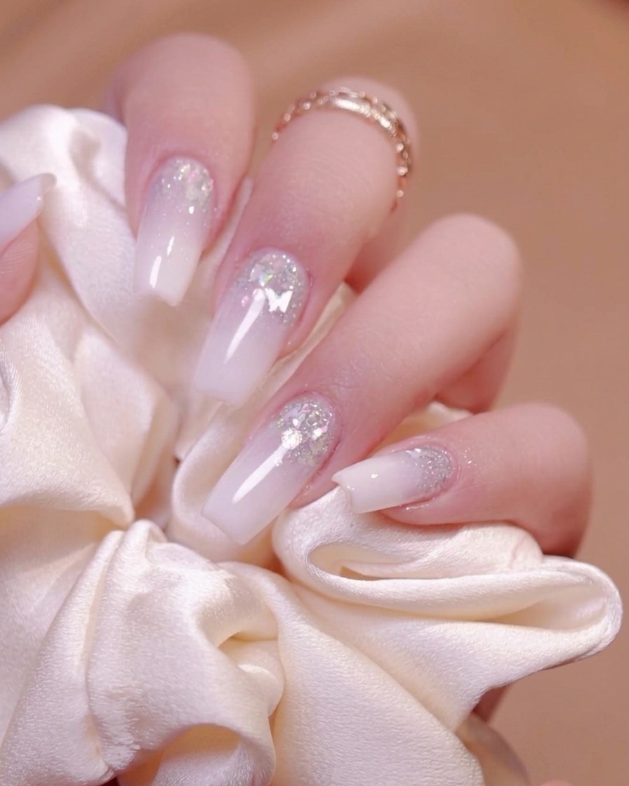 Une ponceuse à ongles électrique limant et lissant la surface dun ongle manucuré.