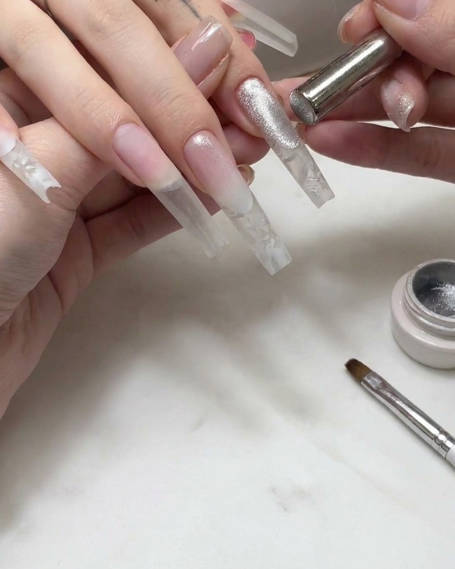 Un aimant cylindrique au-dessus dune pointe au gel cat eye pour créer une bande de lumière concentrée.