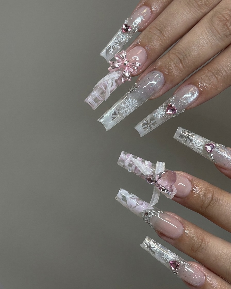 Gros plan sur des mains décollant délicatement un ruban blanc dun ongle à motifs pour révéler des lignes de quadrillage nettes.