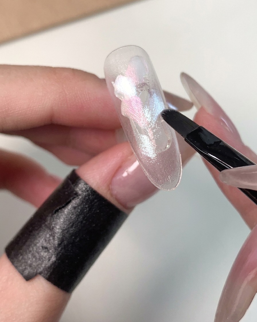 Vue rapprochée de lapplication du gel bleu sur les contours extérieurs de longle.
