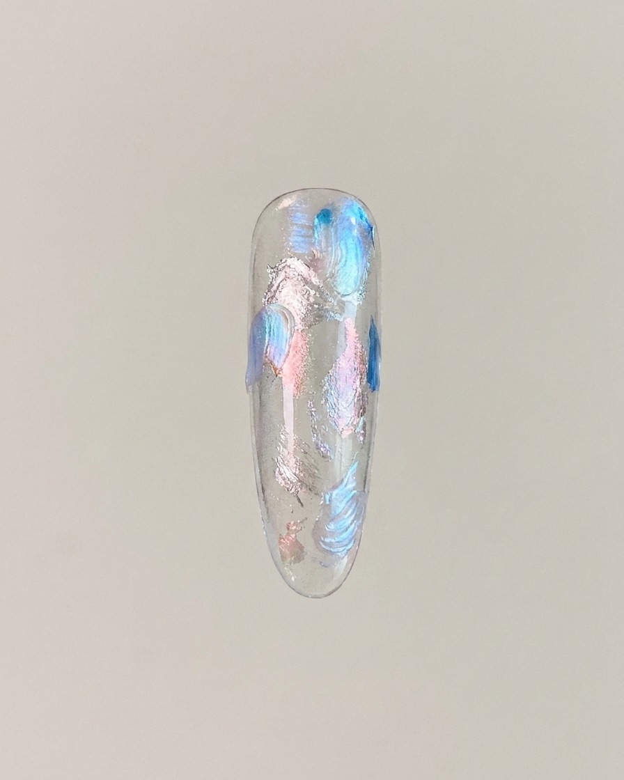 Une capsule affichant un gel œil de chat magnétisé pour former un effet boule de verre lumineux au centre.