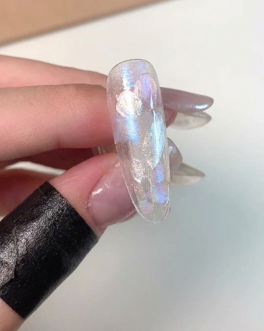 Gros plan montrant le gel œil de chat en train dêtre magnétisé dans le coin inférieur dune capsule dentraînement.