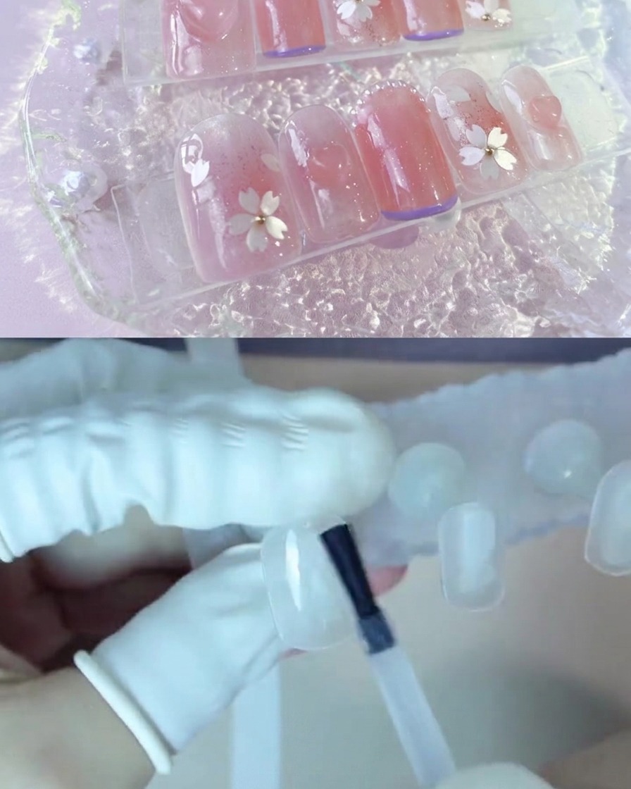 Un support pour ongles placé sous une lampe UV/LED pour catalyser la base coat.