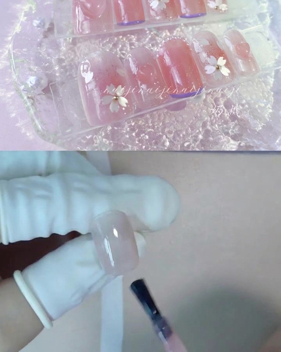 Un pinceau appliquant du gel couleur pêche nude sur longle dun pouce.
