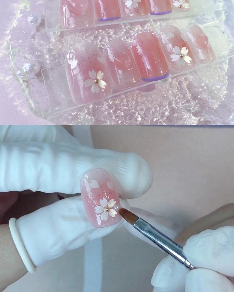 Un pinceau appliquant une deuxième couche de vernis gel pêche nude sur un ongle.