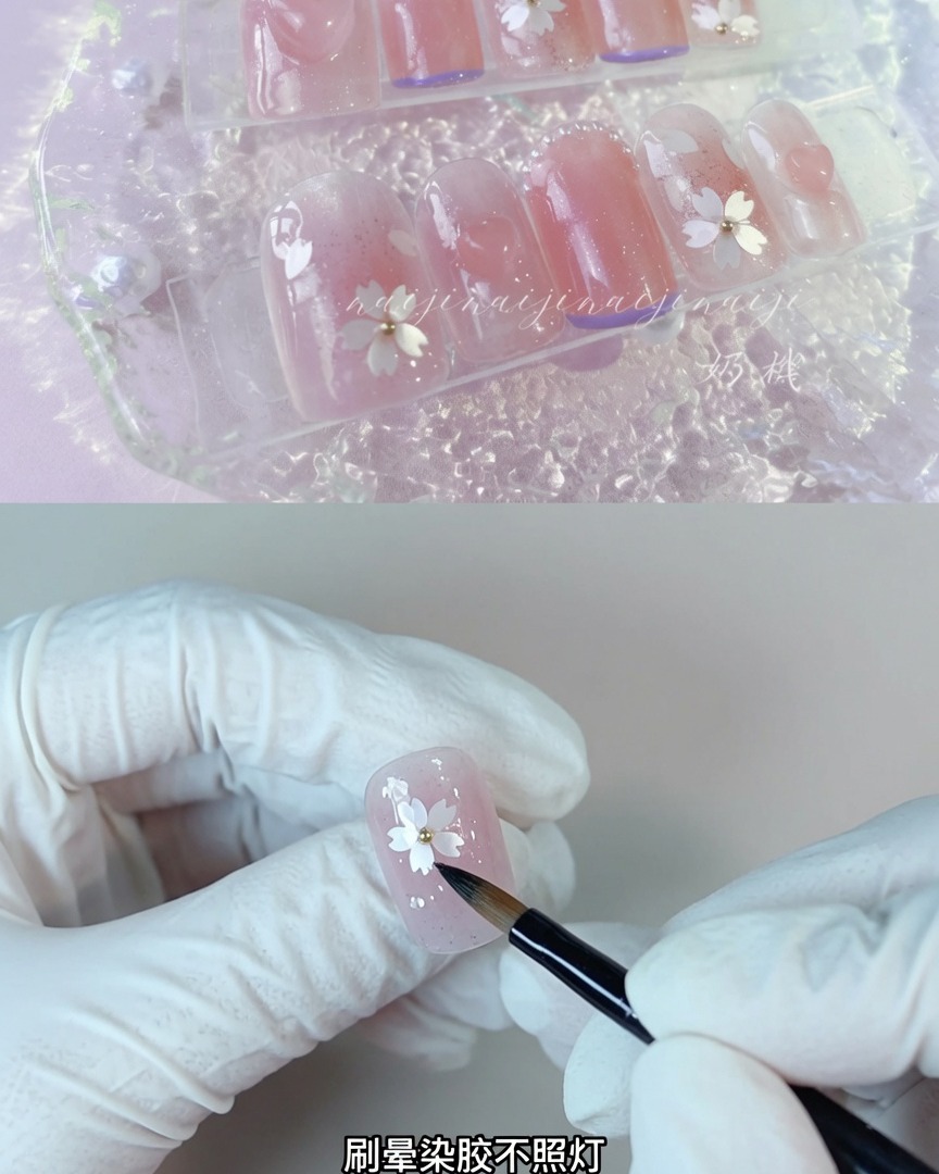 Un pinceau appliquant du blooming gel transparent sur la surface dun ongle sans le catalyser.