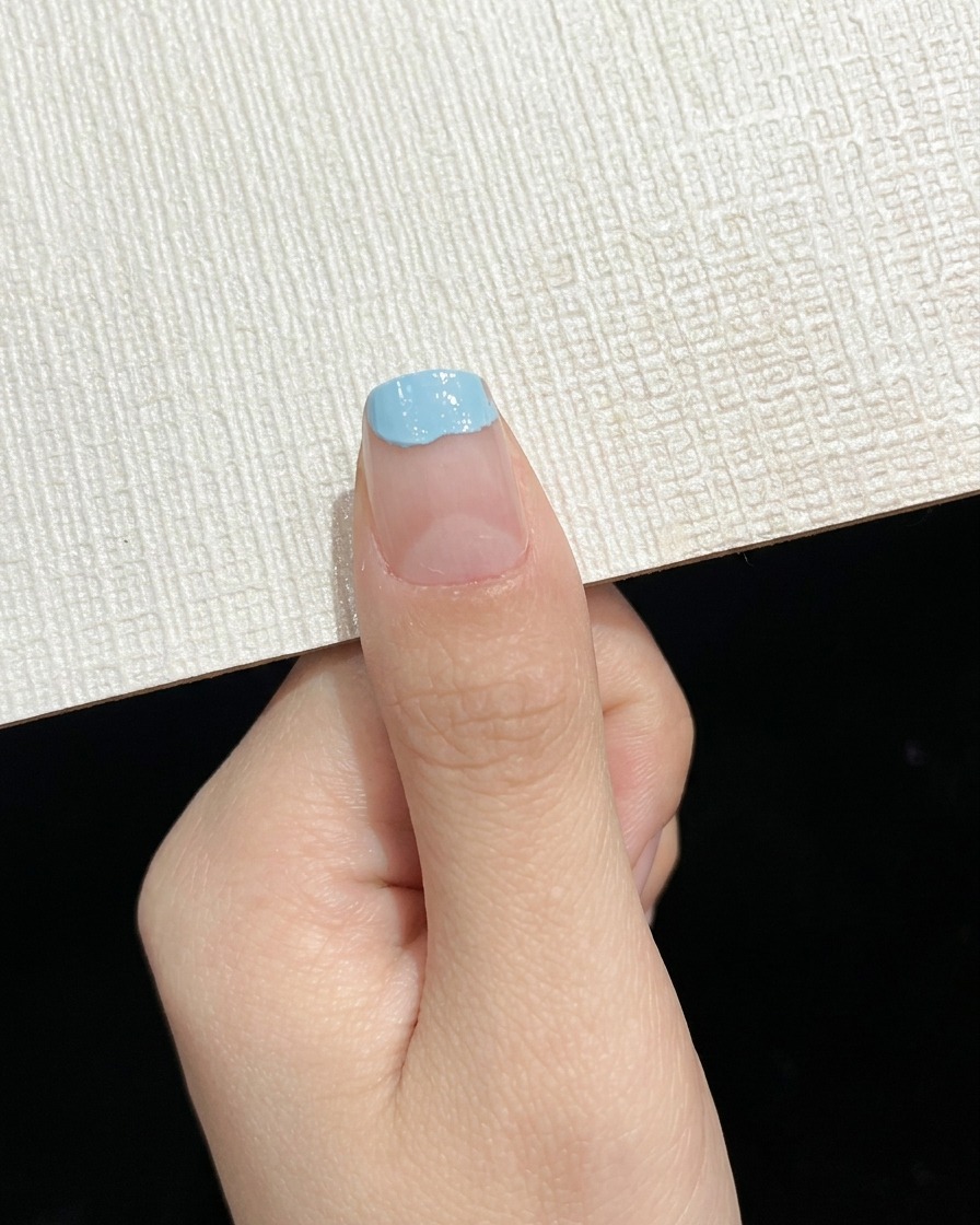 Une éponge imbibée de pigment vert estompant un effet dégradé sur une surface.