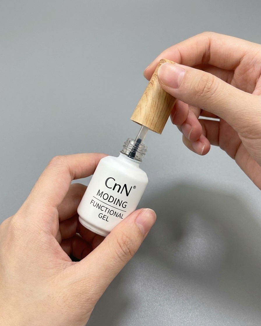 Un flacon de gel top coat fonctionnel dont le pinceau est sorti.