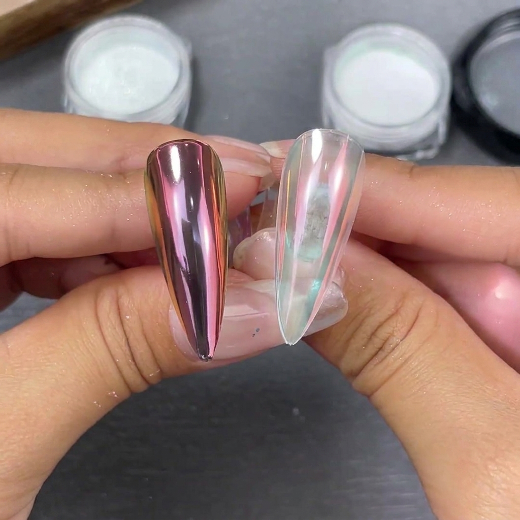Deux capsules dongles stiletto présentées côte à côte montrant les effets de la poudre moonlight : un reflet rose-violet sur base noire et un doux éclat nacré sur base claire.
