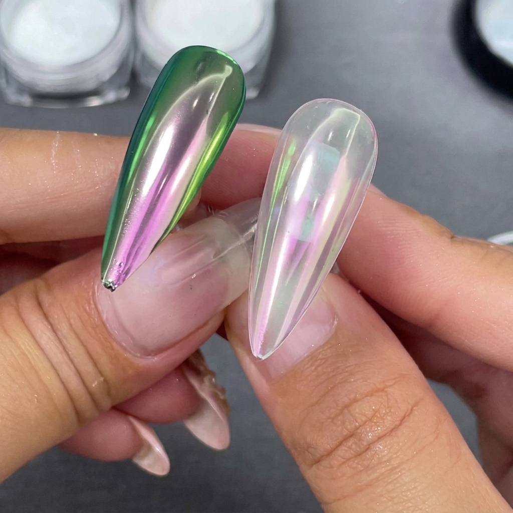 Deux capsules dongles stiletto finies présentées côte à côte, lune avec une base claire et lautre avec une base noire montrant un reflet vert-violet.