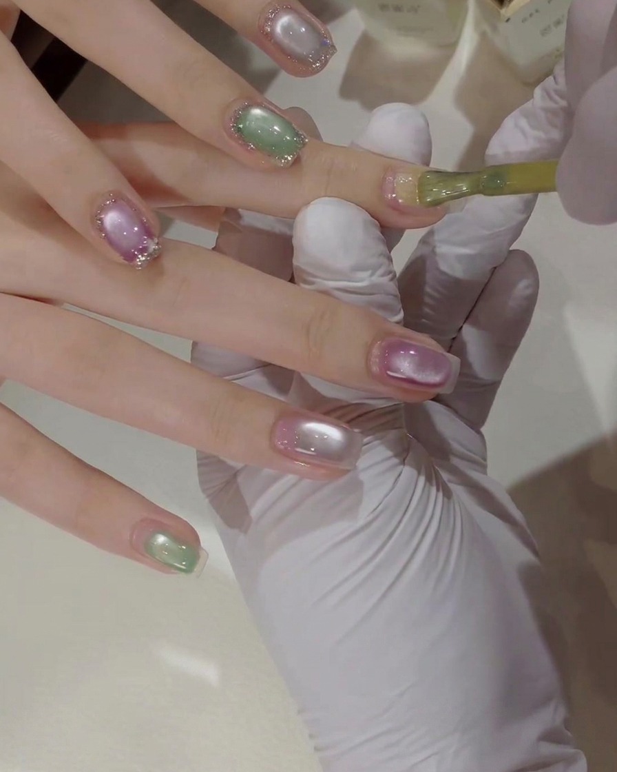 Gros plan détaillé dun pinceau à ongle appliquant un vernis gel jaune vif sur un ongle naturel.