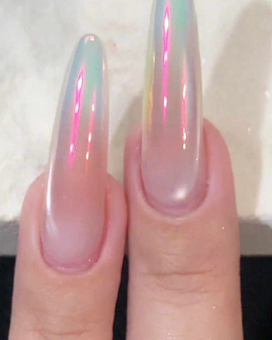 Vue rapprochée dongles avec du vernis gel blanc appliqué spécifiquement sur le bout.
