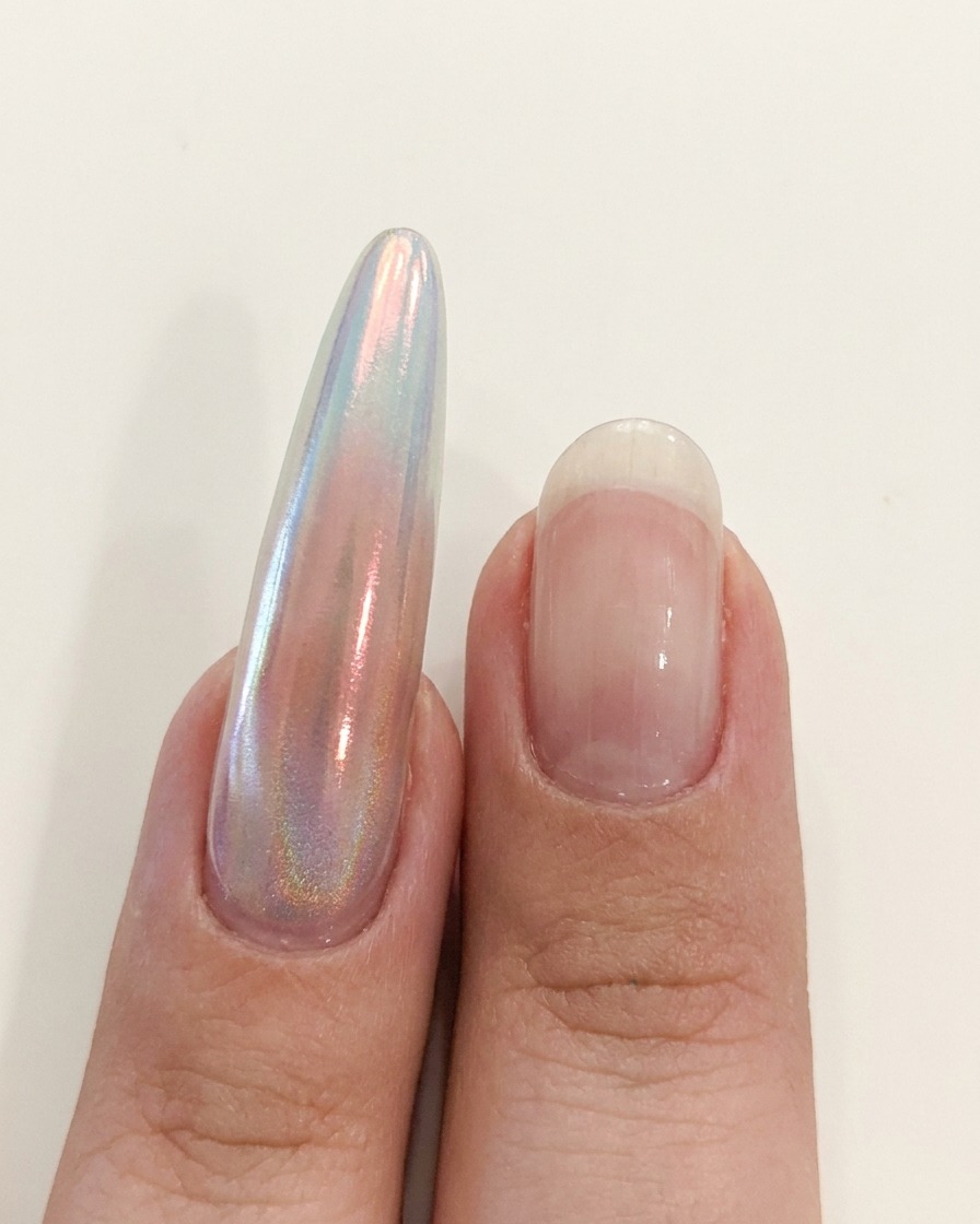 Une main positionnée près dune lampe UV/LED pour catalyser lapplication sur les ongles.