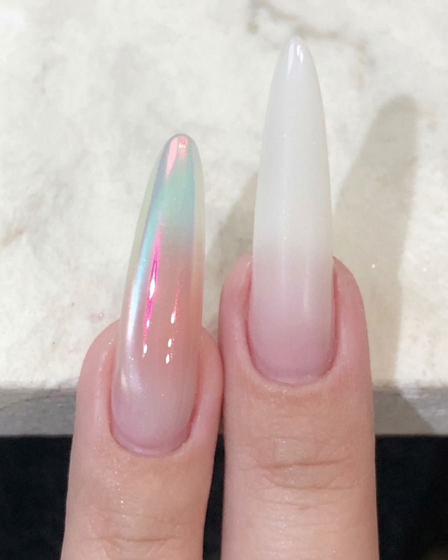 Un pinceau pointu appliquant du gel blush rose directement au centre de longle.