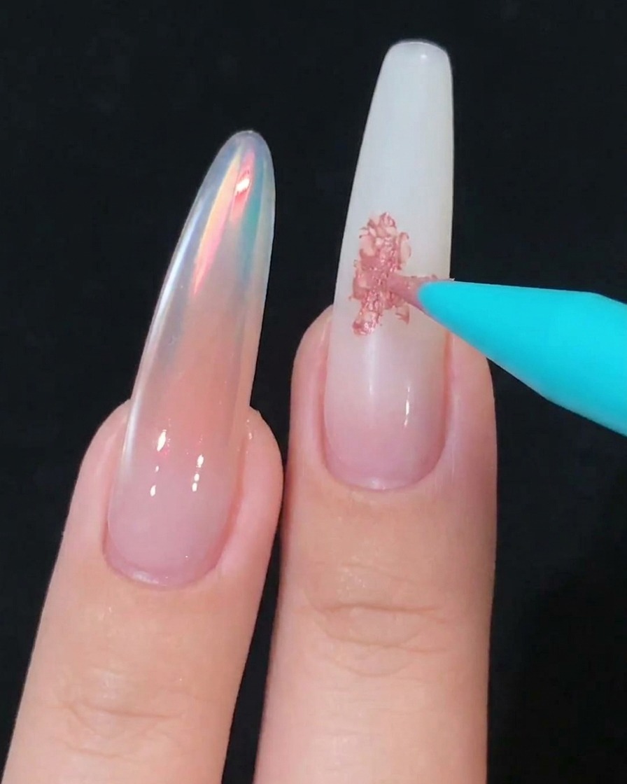 Un outil éponge en mousse estompant délicatement le gel rose sur la surface de longle.