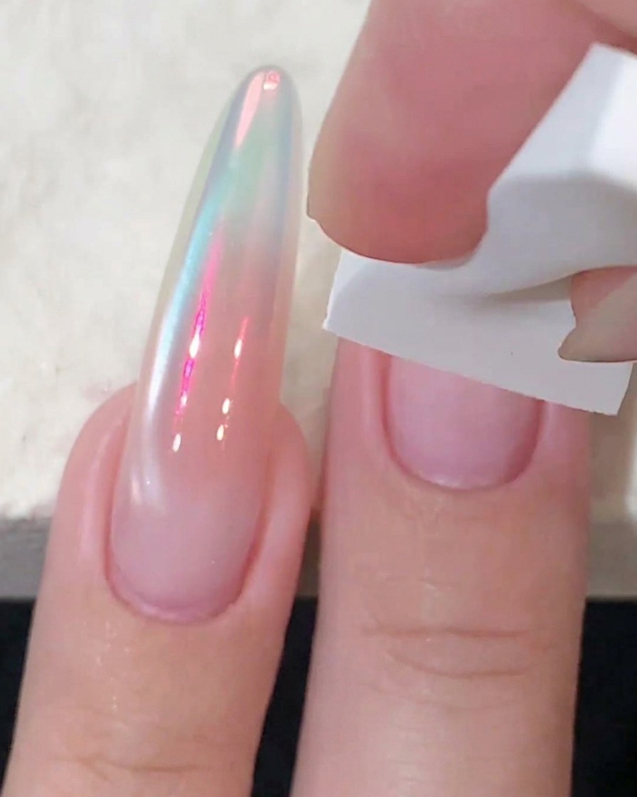 Une éponge blanche tapotant du gel rose blush au centre dun onglet pour intensifier la couleur.
