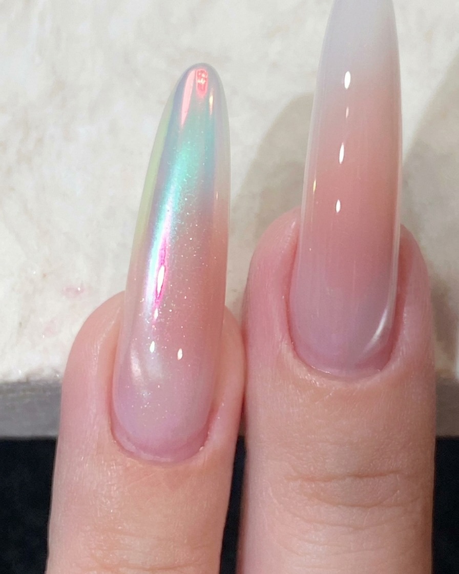 Un aimant puissant tenu près du côté dun ongle manucuré pour façonner le reflet magnétique.