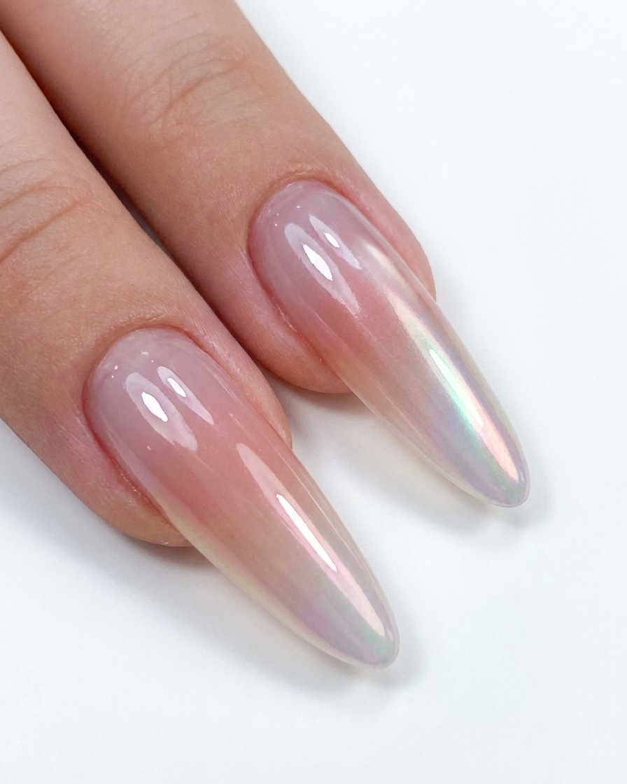 Doigts en train de catalyser sous une lampe à ongles UV/LED violette.