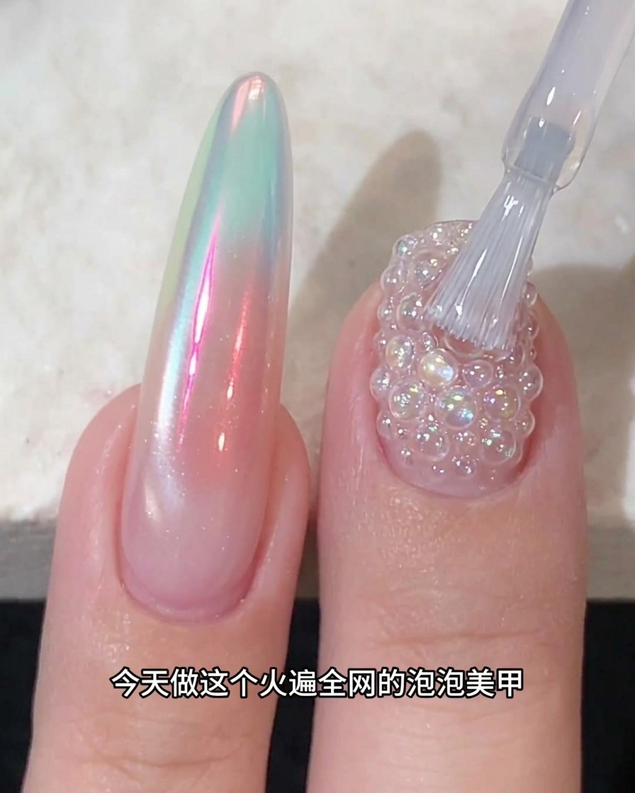 Un outil éponge prélevant de la poudre chrome aurora scintillante.