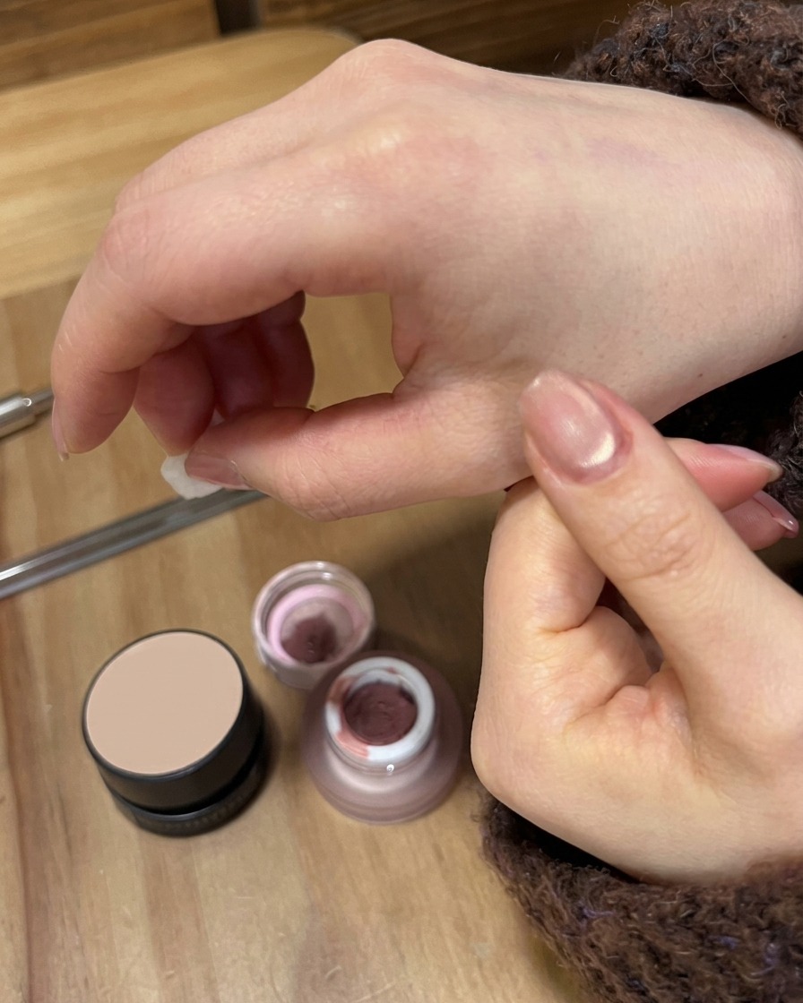 Une mini lampe de poche UV/LED catalysant un design en dégradé rose sur un ongle.