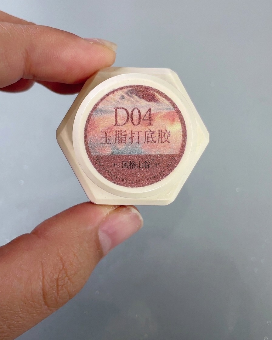 Un flacon de gel résine D04 en gros plan étiqueté avec son nom de produit.