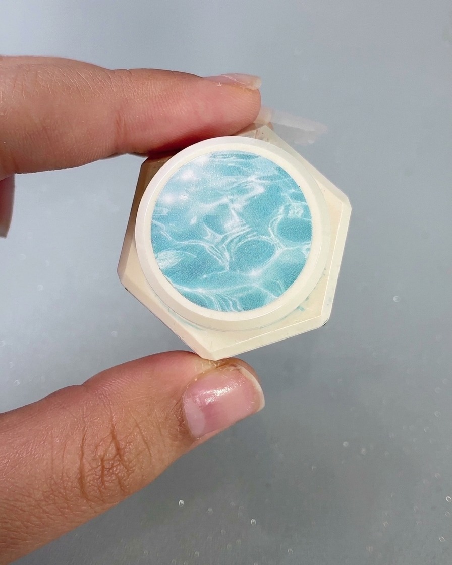Un flacon montrant du gel vitrail haute transparence avec un motif de vaguelettes deau sur létiquette.